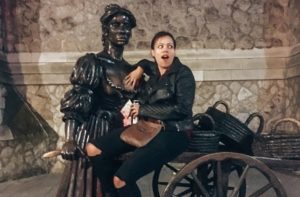 A lady posing with a statue of Molly Malone