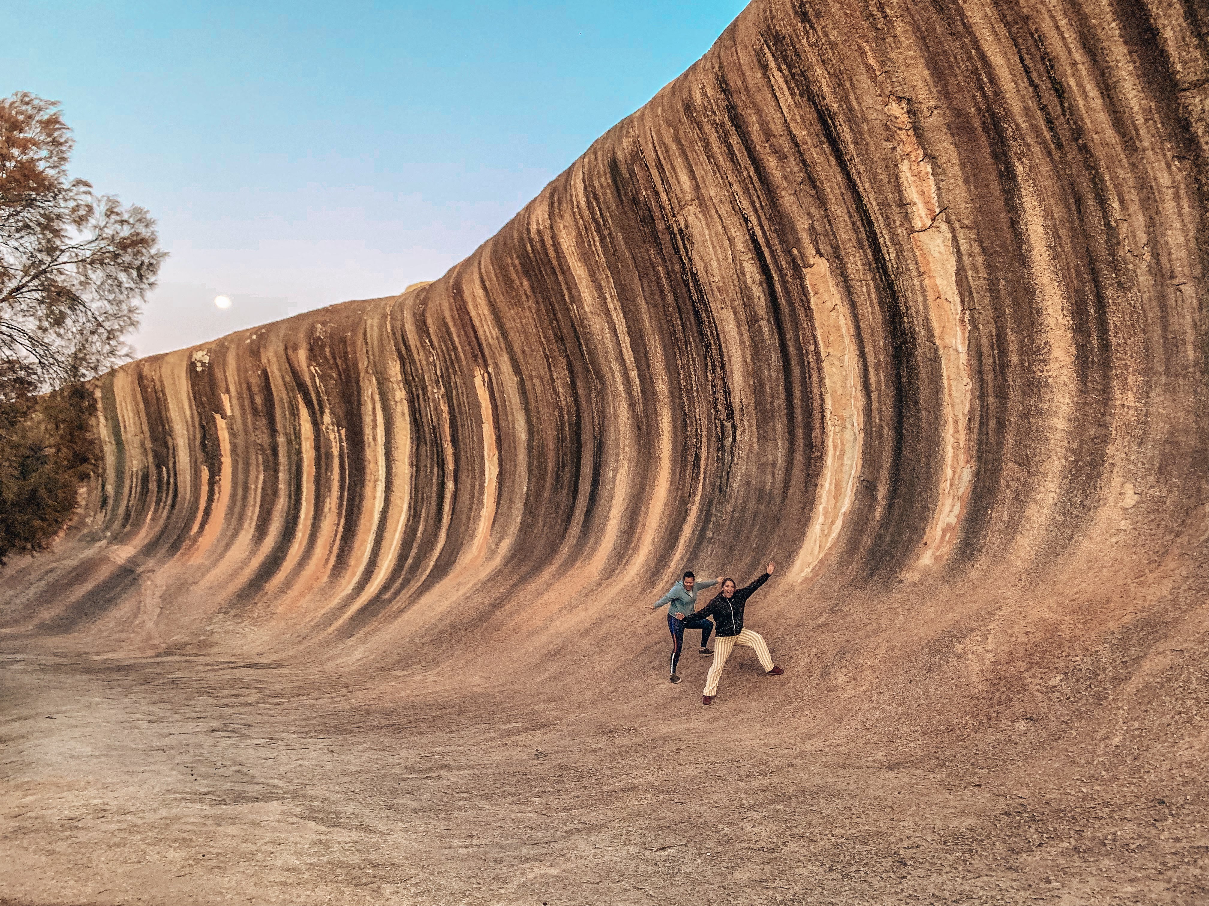 Wave rock - Rock formation shaped like a giant sea wave