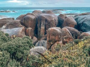 Wave rock - Rock formation shaped like a giant sea wave